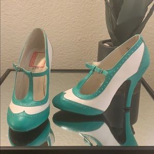Wing tip mint pumps